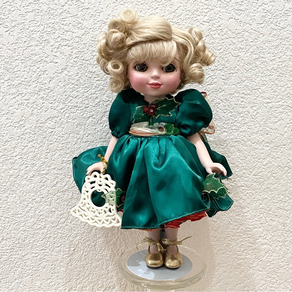 2007 Marie Osmond Adora The Season Belle Porcelain Christmas Doll w/ Stand
